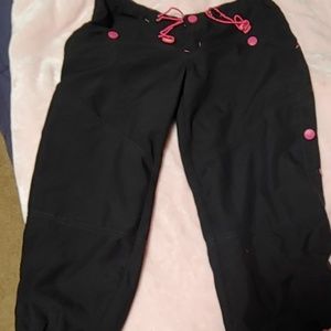 VERY CUTE BLACK AND PINK CAPRIS